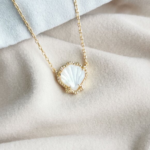 Kendra Scott Brynne Shell Ivory Mother-of-Pearl Necklace Gold - Picture 1 of 4
